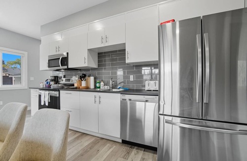 North Central Edmonton Apartment | Monica - Large 6BR Family Home in Central Location!