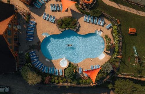 Fiddler Lake Resort Ski Chalet | Monopoly Private Hot Tub Sauna Indoor & outdoor pool