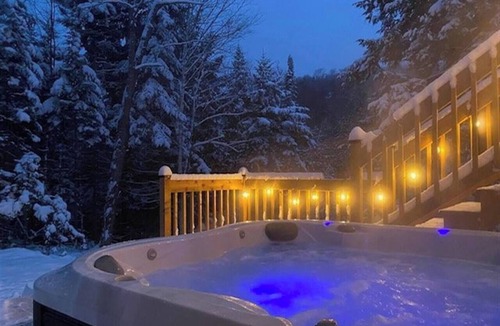 Saint-Faustin-Lac-Carre Ski Chalet | Mont Blanc ~ Le Grizzly ~ Cozy Log Cabin with Games Room