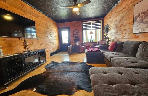 Montebello Apartment | Montebello Saloon #1