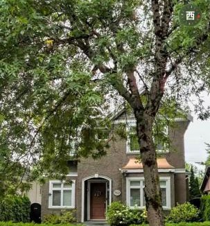 Marpole Villa | Moon rooms
