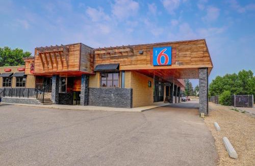 Brooks Hotel | Motel 6 Brooks AB