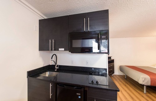 Cranbrook Hotel | Motel 6 Cranbrook, BC