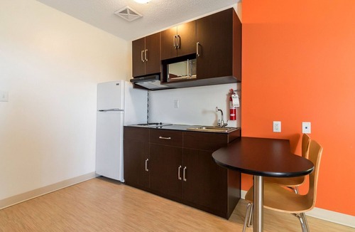 Kingston Hotel | Motel 6 Kingston, ON
