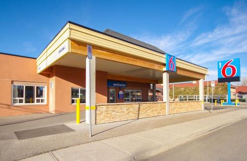 South Lethbridge Hotel | Motel 6-Lethbridge, AB