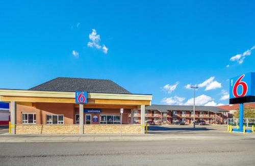 South Lethbridge Hotel | Motel 6-Lethbridge, AB