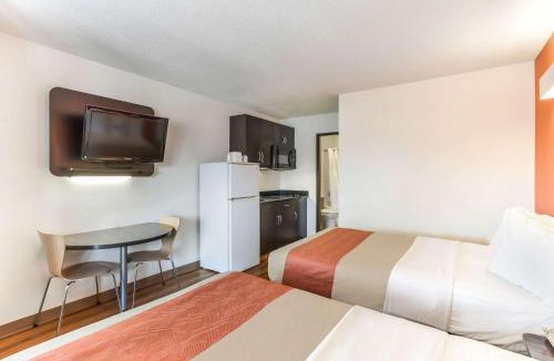 South Lethbridge Hotel | Motel 6-Lethbridge, AB