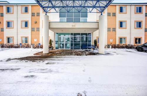 Red Deer Hotel | Motel 6-Red Deer, AB