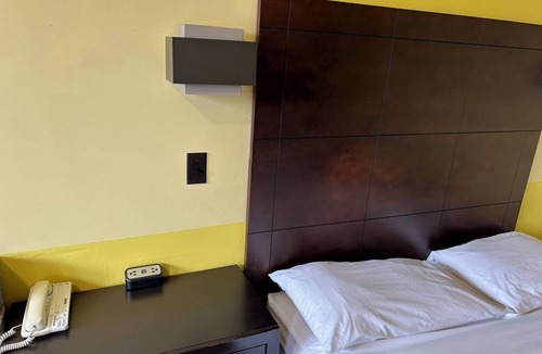 Saint-Hubert Hotel | Motel R-100