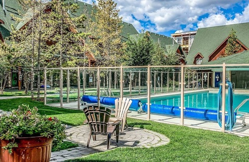 Cougar Creek Condo | Mountain Chic | 2BR Family Escape | Hot Tub + Pool
