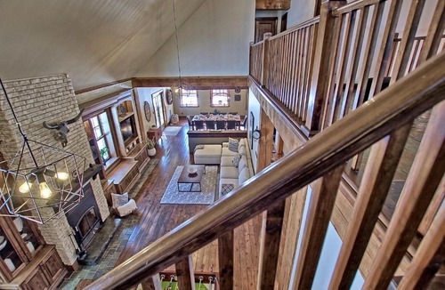 Sainte-Ann-des-Lacs Ski Chalet | Mountain Cottage - Spa, Pool & Poker Room