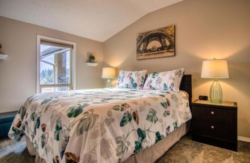 Invermere Apartment | Mountain getaway condo - 5 min walk to the beach!