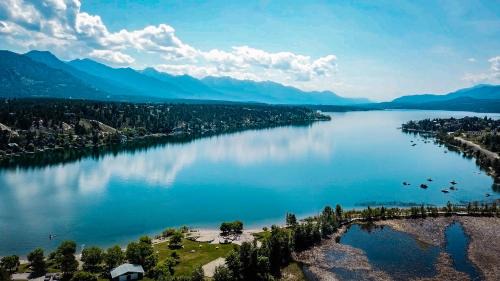 Invermere Apartment | Mountain getaway condo - 5 min walk to the beach!