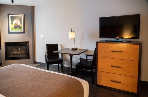 Canmore Hotel | Mountain Getaway with Free Breakfast