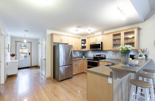 Whitehorse House | Mountain Haus w/HOT TUB & large backyard w/firepit. Only 7 mins to downtown