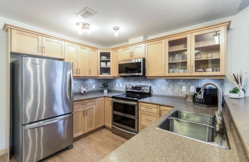 Whitehorse House | Mountain Haus w/HOT TUB & large backyard w/firepit. Only 7 mins to downtown