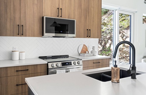 Regional District of Nanaimo House | Mountain Suite | Ocean View Fire Pit | Full Kitch
