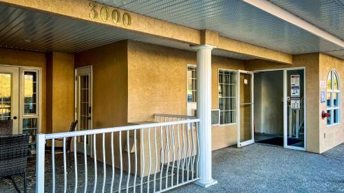 East Kootenay Apartment | Mountain View Suites by StayIn