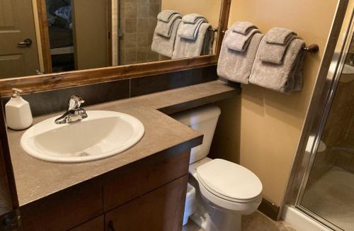 Radium Hot Springs Apartment | Mountain View Retreat