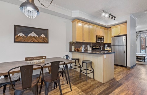 Canmore Cabin | Mountain View Chalet - Large Outdoor Pool and Hot tub - Pet Friendly