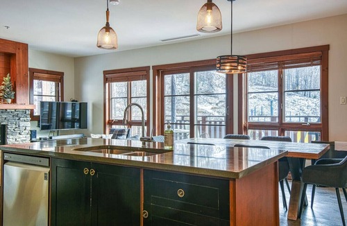 Versant Soleil Condo | Mountain View Home w/Hot Tub, Steps to Casino