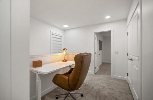 Cochrane House | Mountain View Retreat - 1 Hour to Banff
