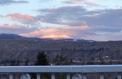Oliver Bed & Breakfast | Mountain View Villa with Saltwater Pool
