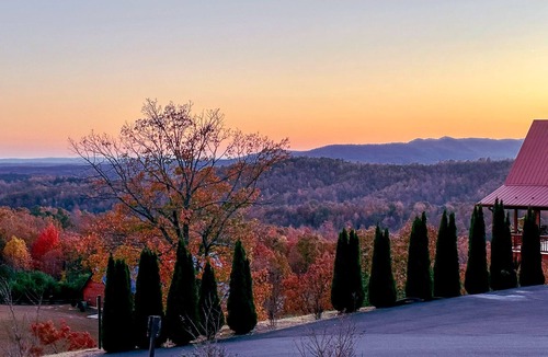 Dobson Cabin | MountainTop Compound Groups,Corporate Retreat,Weddings,Churches 10-40BR, 66 Beds