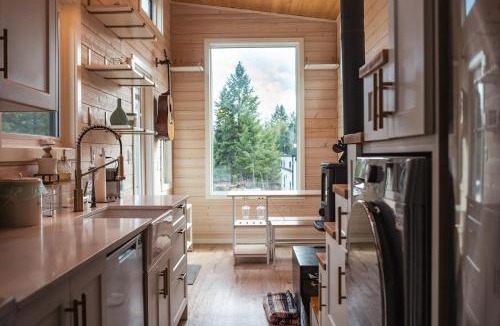 Kootenay Boundary Resort | Mountaintop Off Grid Resort & Spa