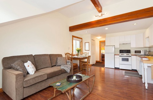 Pemberton Apartment | Mountainview 1 bedroom suite king bed quiet & cozy WIFI parking walk to Village