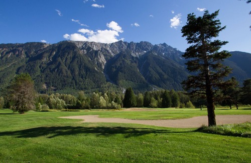Pemberton Apartment | Mountainview 1 bedroom suite king bed quiet & cozy WIFI parking walk to Village