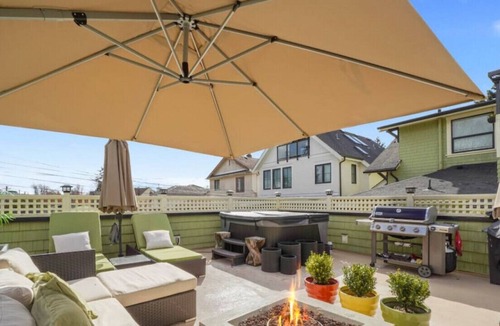 Riley Park-Little Mountain House | Mt. Pleasant Retreat w/ Sauna+Hot Tub 1BR