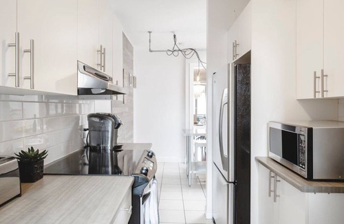 Plateau Mont Royal Apartment | MTLVR #06 | Gather with family, prime location