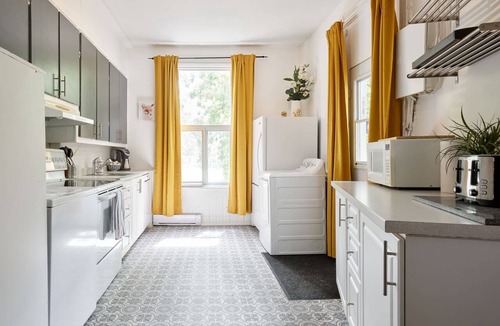 Plateau Mont Royal Apartment | MTLVR #11 | Terrace, ideal Plateau location, A/C