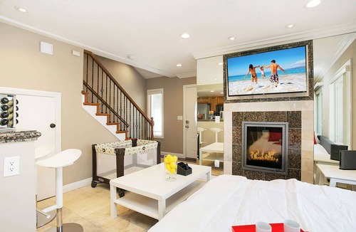 Downtown Condo | Multi-Level 2BR-Fast WiFI-Free Parking!-CM1