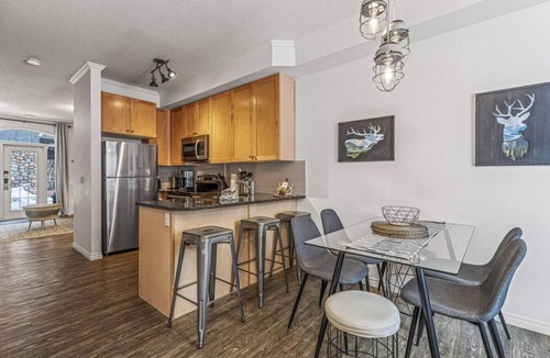 Canmore Ski Chalet | Mystic 2BR Townhome. Near DT with Pool & Hot tub!