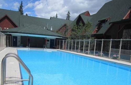 Canmore Ski Chalet | ★Mystic Chalet★King Bed★Heated Pool&HotTub★Clean!