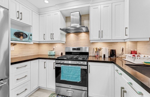 Norval House | Mystic Mansion in Mississauga w/Party Rm Sleeps 10