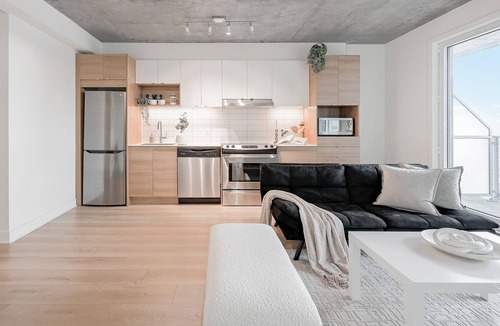 Shaughnessy Village Apartment | Natural Nordic Nest -Spa x Pool & Parking - Centre