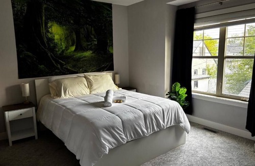 Sunalta House | Nature Home near Downtown and 17th Av