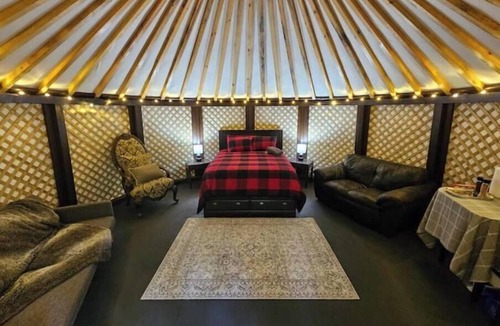 Upper Squamish House | Nature Nook Yurt - Blue Door