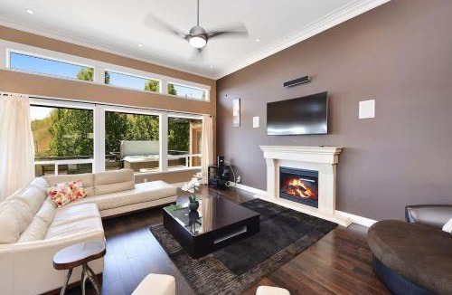 Bear Mountain Resort House | Nature's Gate Executive Estate by EMR Vacation Rentals