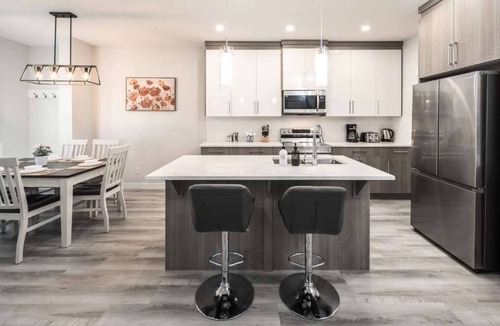 Lynnwood Ridge House | Near Downtown Large 3BR FREE Banff Pass