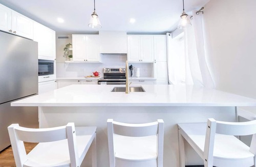 Desjardins Apartment | Near the Ferry | L'Appartement des Notaires