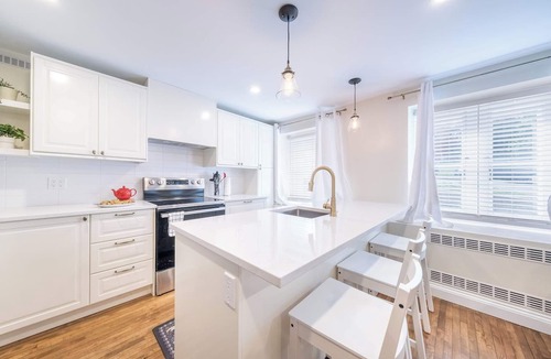 Desjardins Apartment | Near the Ferry | L'Appartement des Notaires