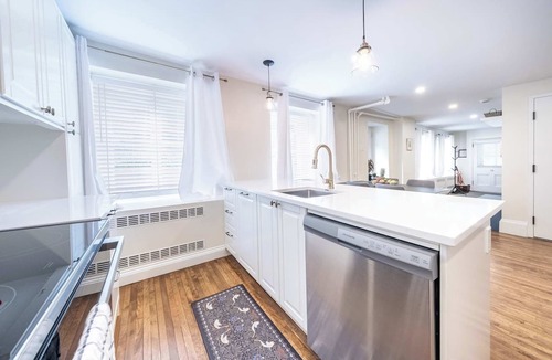 Desjardins Apartment | Near the Ferry | L'Appartement des Notaires