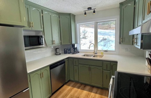 Golden Cabin | Nell’s Mountain Lodge - Movie Theatre|Arcade|Hottub|Fire Pit|18minKicking Horse
