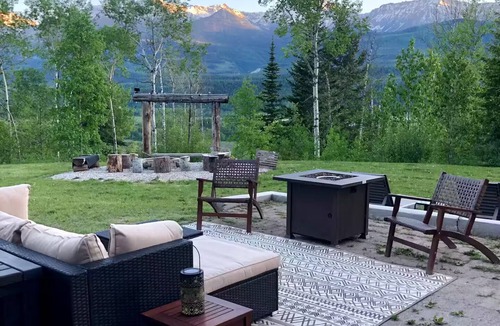 Golden Cabin | Nell’s Mountain Lodge - Movie Theatre|Arcade|Hottub|Fire Pit|18minKicking Horse
