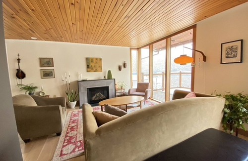 Nelson House | Nelson Lake and Mountain View