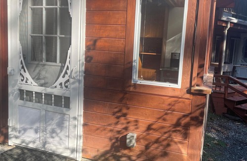 West Vancouver Apartment | Nested in beautiful south facing garden studio available for rent
